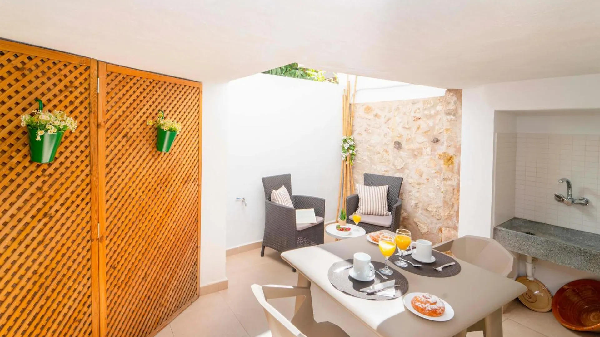 Townhouse Lleo 72 By Homevillas360 contacts